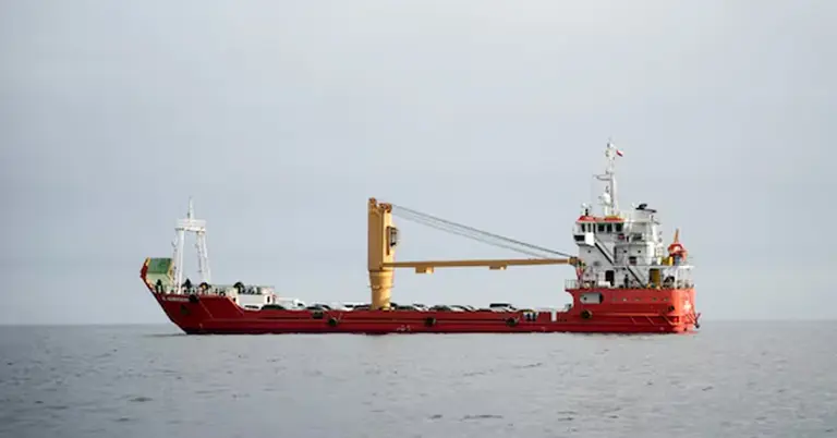 হরমুজ প্রণালিতে একটি জাহাজ